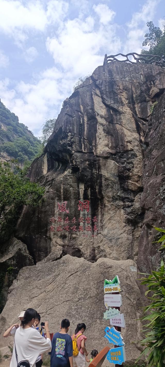 湖光山色，碧波微澜下的翠华山山崩奇观
