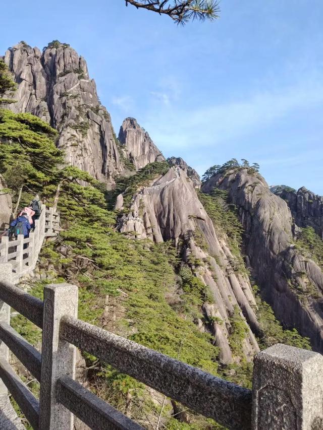 漫步黄山松掩山丛树杪，云隐仙踪徒步蹬道千阶