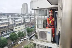 同一小区连发两起！空调外机护栏被风吹“断线”图片