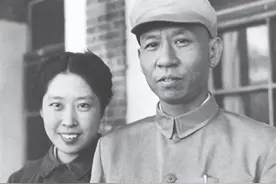 60年代，毛主席和王光美的合影，两人笑容满面和外宾挥手告别图片