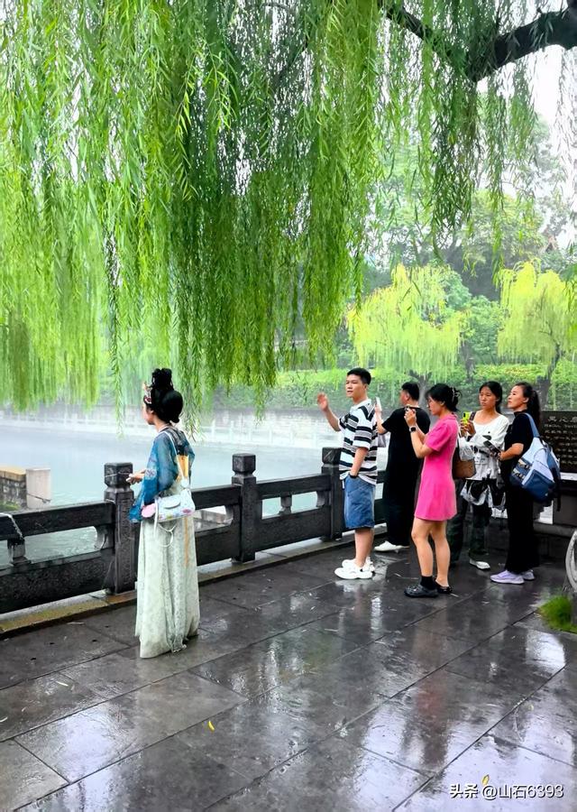 新华社原军事记者陶俊峰泉城美拍：秋雨后 护城河边美如画