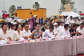 会理石榴采摘开启：专业买手谈价格 质量检测专家控品质 这家电商确保正宗、非催熟石榴图片