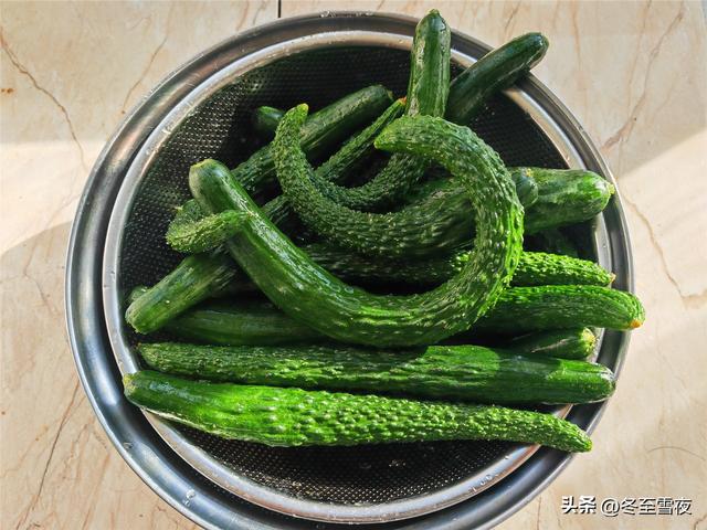 这样腌黄瓜扭咸菜，又脆又绿特下饭，第二天就能吃，半年都不会坏
