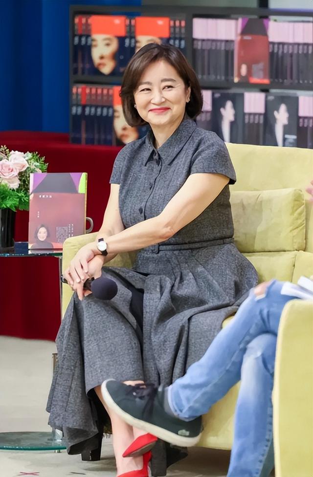 58岁王祖贤温哥华逛菜市场，大腹便便，穿裤衩拖鞋，女神形象全无