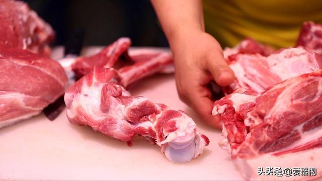 买猪骨头，内行人专挑这2个部位，肉多骨少，价格比瘦肉便宜一半