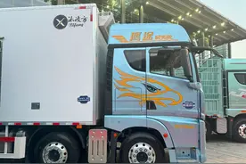 620马力，解放鹰途最新亮相的8X4载货车实拍，带你看配置有多强图片