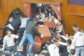 为了大陆身份证问题又掐起来了，台蓝绿营要“全面开战”？赖清德被查出发证地在福建泉州，台网友：脸都丢光图片