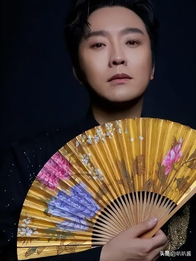 善恶终有报！47岁“跌落神坛”的李玉刚，终是活成了“跳梁小丑	”