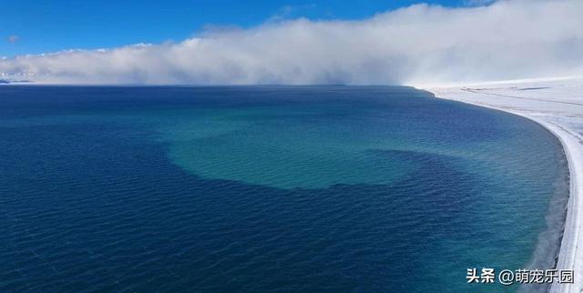 清晨赛里木湖现奇观，山峦云朵翻滚如海，摄影师拍下天地融合瞬间