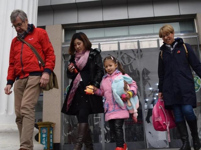 湖北打工妹嫁给英国高管，生下2个混血宝宝，婚后8年持刀捅死丈夫