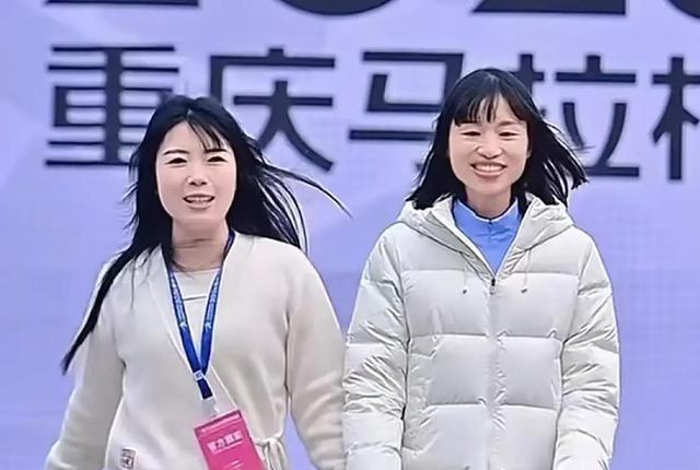 最快护士张水华受到重庆市民鲜花簇拥欢迎，有望打破业余选手纪录