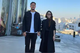 许茹芸庆结婚10周年，与老公十指紧扣超甜，年纪大了反倒更漂亮图片