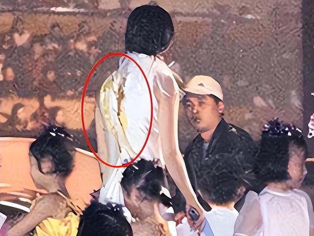 死心不息！劣迹艺人赵薇走投无路，15岁女儿成她的最后一根稻草
