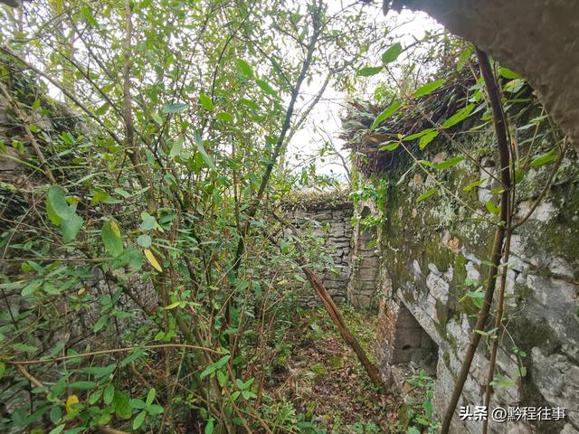 偏远乡野中寻找一个古寺遗址，探险一个深邃溶洞