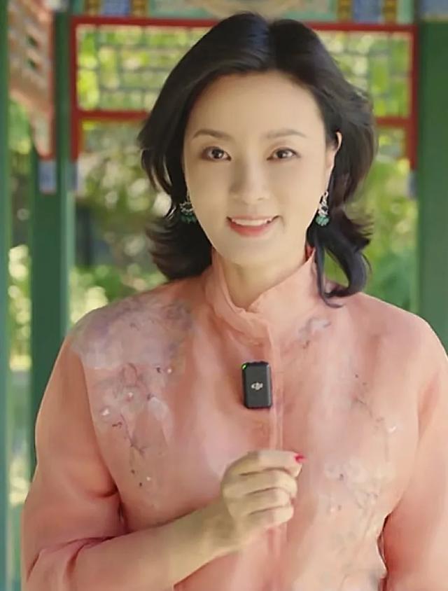 央视最惨女主持，男友判死缓，丈夫惨死狱中，48岁又被释永信牵连