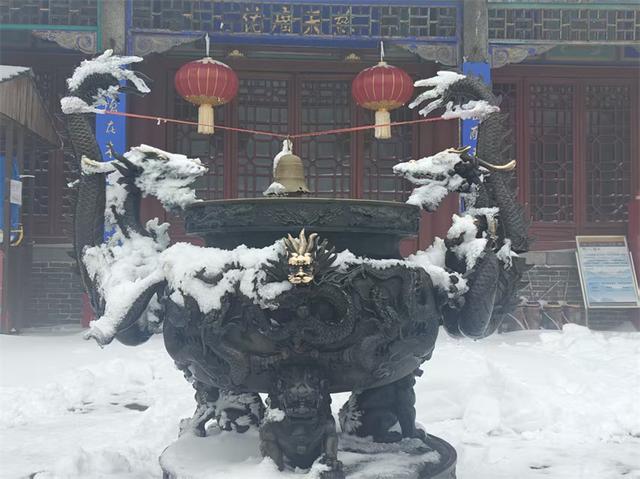 雪霁云海涌 泰山披银装