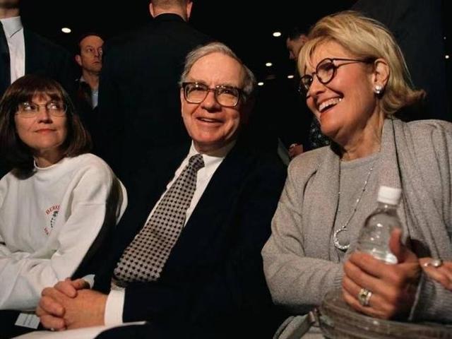 95岁巴菲特自曝三次死里逃生，前妻为他介绍新欢，财产分配出炉