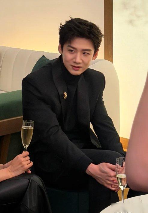 北京这一夜，妖艳四射的朱珠和巩俐	，却败给了全裹出镜的郭晶晶