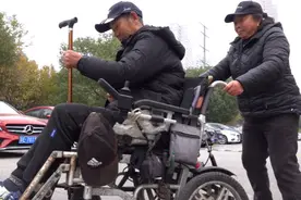 传真帮你忙｜电动轮椅损坏残疾老人无法出行，好心店家赠送帮忙解困图片