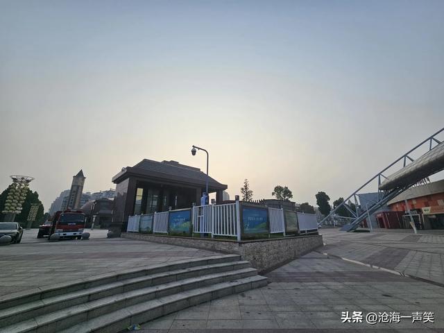 请河南新郑的朋友猜一猜这是哪里？湖水，体育场，机器人融为一体