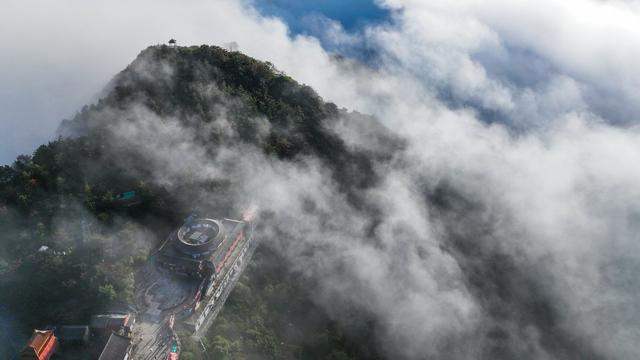 秋雨之后，泰山之巅云海翻涌似仙境
