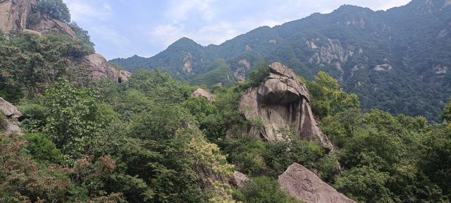 湖光山色，碧波微澜下的翠华山山崩奇观