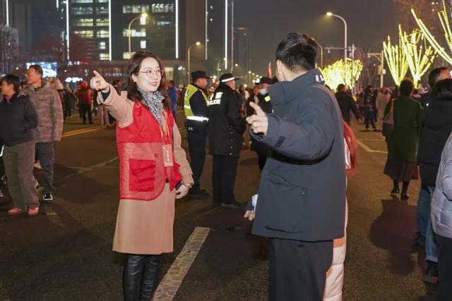 这么亮,那么美,泰达街在人潮中守住元宵夜繁华