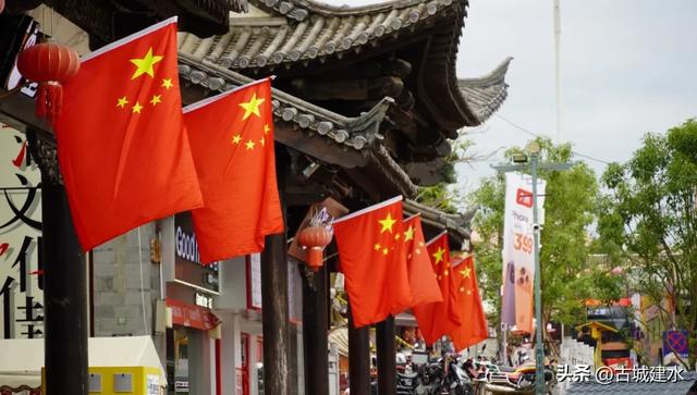 建水洋溢“中国红” 喜庆氛围迎国庆