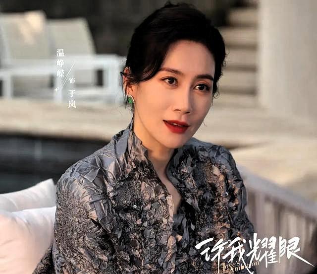 满脸小家子气就别演贵妇！温峥嵘一出手，才是真正的“豪门太太”