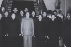 1970年老人来部队看儿子被拦下，对哨兵说：让你们师长跑步来见我图片