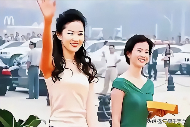 刘亦菲母亲刘晓莉：今66岁仍单身，身材傲人，长得比女儿还漂亮