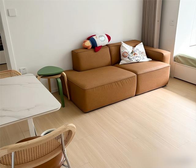 北京姑娘38㎡蜗居客厅火了，因“阳台改成卧室”走红，太有想法了