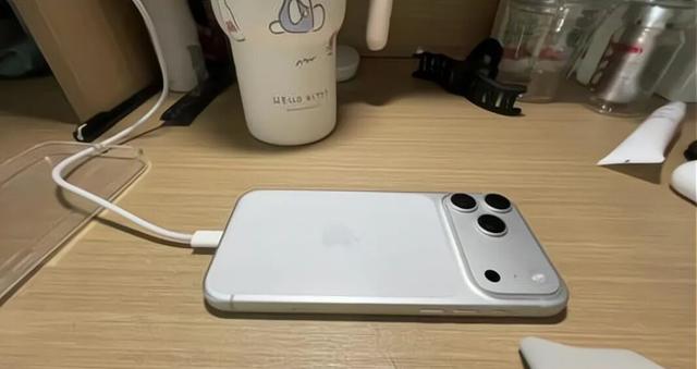 iPhone 17 Pro Max，嘶嘶作响的秘密，用户体验的滑铁卢与苹果的沉默