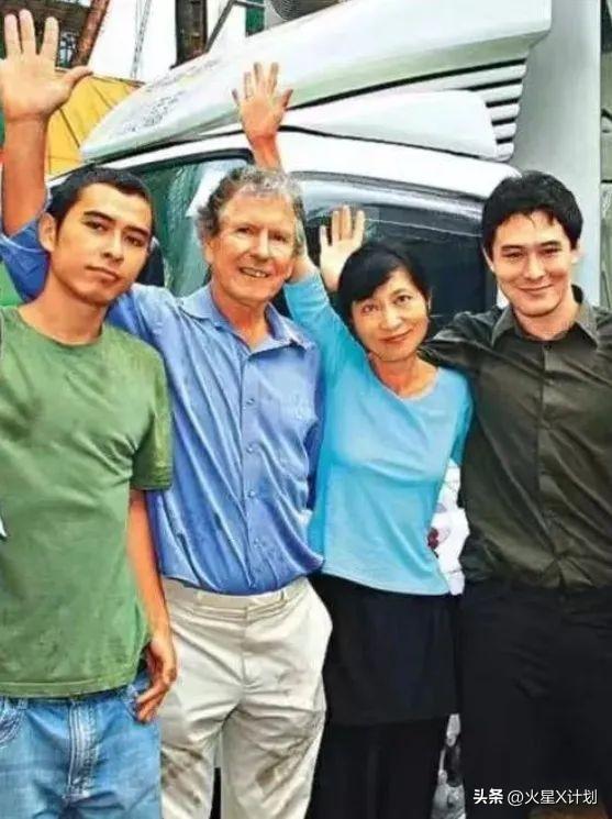 苍天饶过谁！拒唱国歌否认中国籍，俩儿子落户国外，她现状如何？