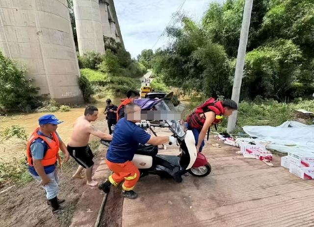 四川24岁女外卖员确认死亡后，恶心的一幕出现了，丈夫无端被网暴