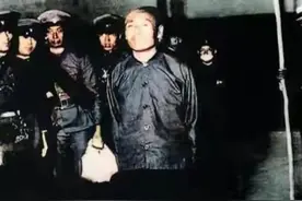 1934年，邓铁梅就义前的珍贵留影，镜头中，他坦然而笑，从容赴死图片