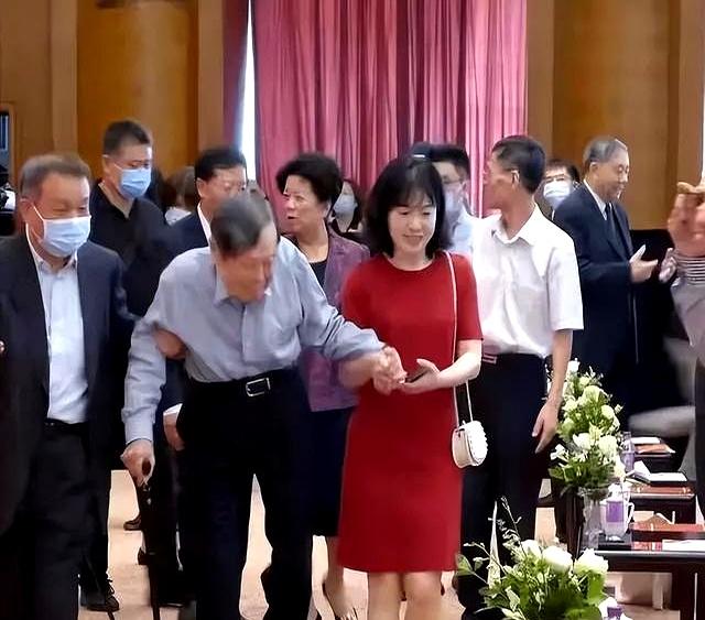 杨振宁去世后，49岁无儿无女的翁帆，还会再婚吗？10年前她已表态