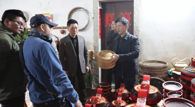 他是央视金牌主持人，57岁才结婚，娶北师大教授，气质高贵还漂亮