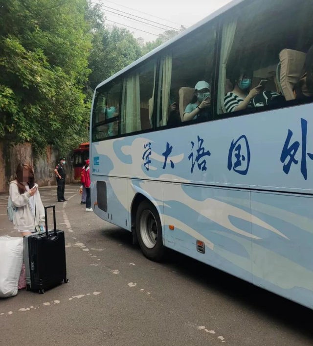21岁大三女生癌症去世！临终视频曝光：紧握妈妈的手不松开
