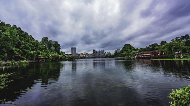 我是甘肃人去了贵阳和昆明，直言不讳：贵阳跟昆明天差地别