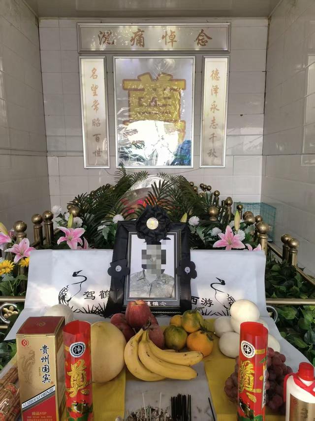 65岁妇人帮儿子带娃一个月，突遭楼上男邻居持刀杀害；死者亲属：警方说嫌犯有精神病史