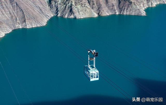 雪花飘洒后玛纳斯湖变魔镜，山峰被温柔抚平，我分不清现实与倒影