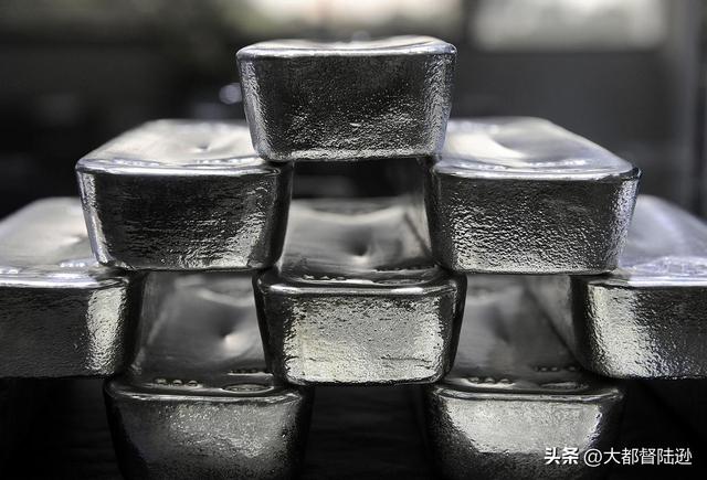 涨幅是黄金的两倍，白银涨疯了！但为什么我会劝你谨慎观望？