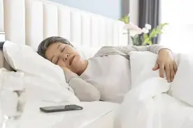 医生强调：最伤眼睛的行为，不是熬夜玩手机！而是频繁的做这4事图片