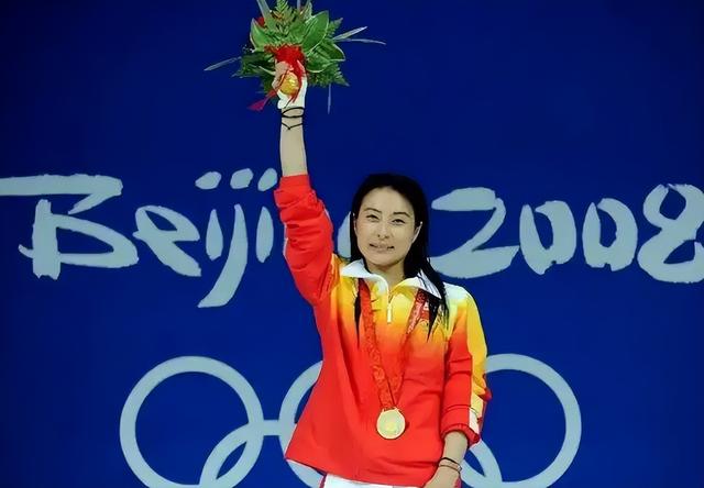 嫁大26岁富豪、5年生3胎，恩爱23年的伏明霞终是没逃过残酷现实