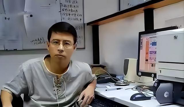 那个曾扬言让中国给全世界道歉，惨遭央视开除的阿丘，如今怎样了