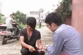 单眼帅小伙受人歧视，想考摩托驾照遭拒绝，怒将交警队告上法庭图片