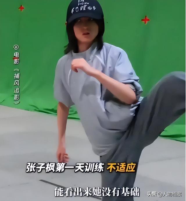 张子枫丝巾裹胸，曝浑身伤痕胸前、手臂都有，才懂成龙话的含金量