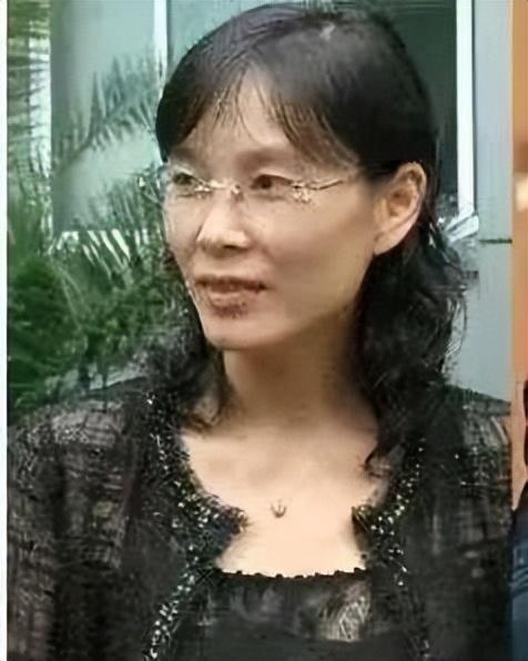 杜建英大学旧照被扒，知性美，难怪宗先生着迷