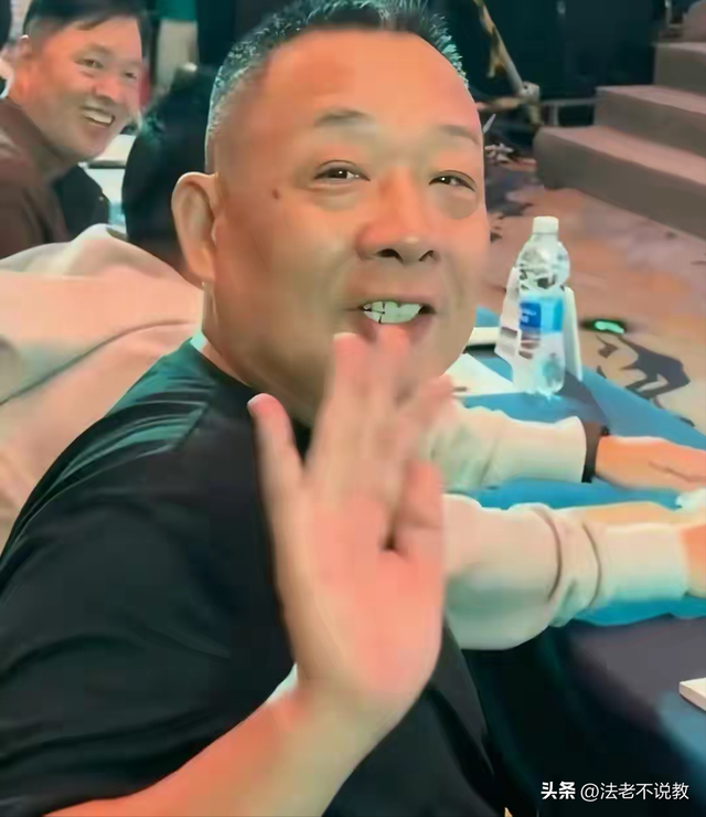 为胖东来苦干12年，因没及时迎客被开除，内幕被扒，冤的不止一个